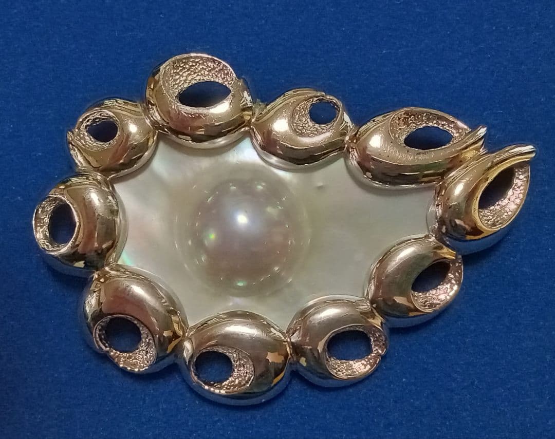 シルバー？マベパール母貝付きブローチ