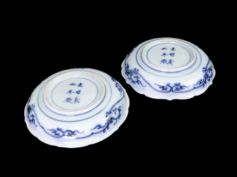 大聖寺伊万里　金襴手　菊花四方襷紋に牡丹の図　４寸皿２枚　E359 AS-CWo