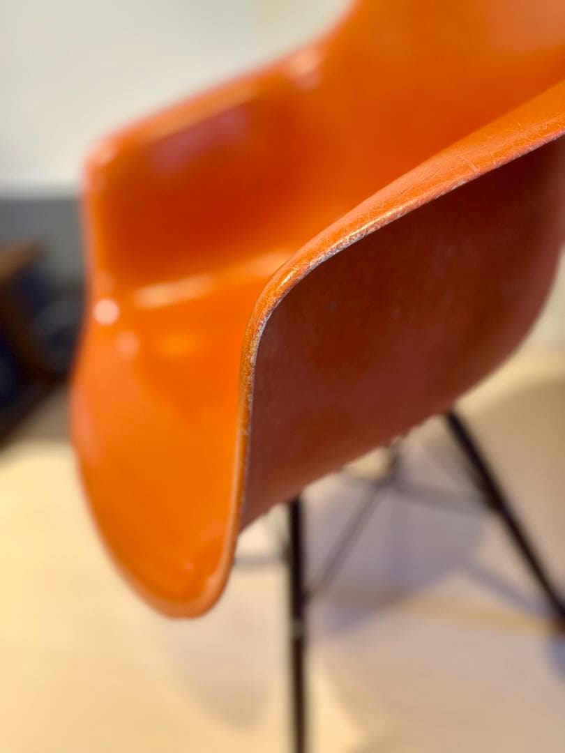 ビンテージ　イームズ　ハーマンミラー　オレンジ アームチェア 木製脚 小傷あり