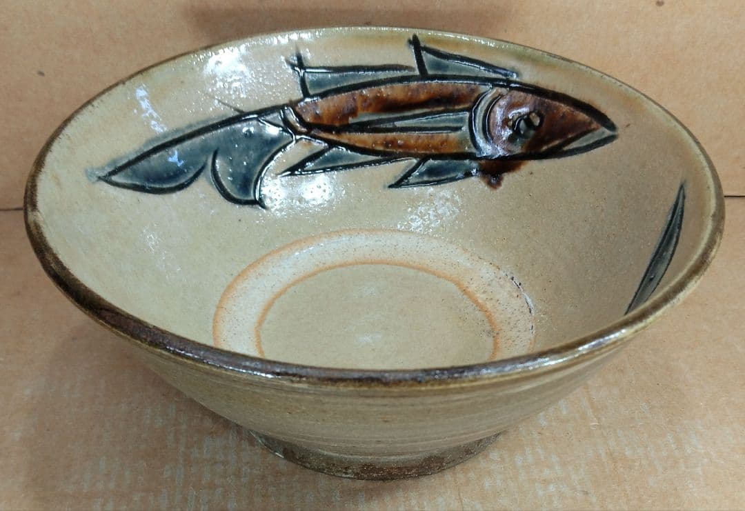 【本物保証】金城次郎 マカイ(壷屋焼魚紋茶碗）共箱 栞 美品 やちむん 人間国宝