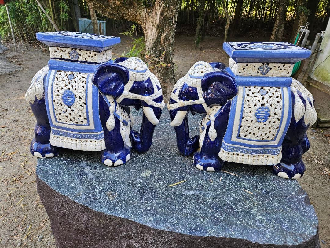 青白い陶器の象　２点セット