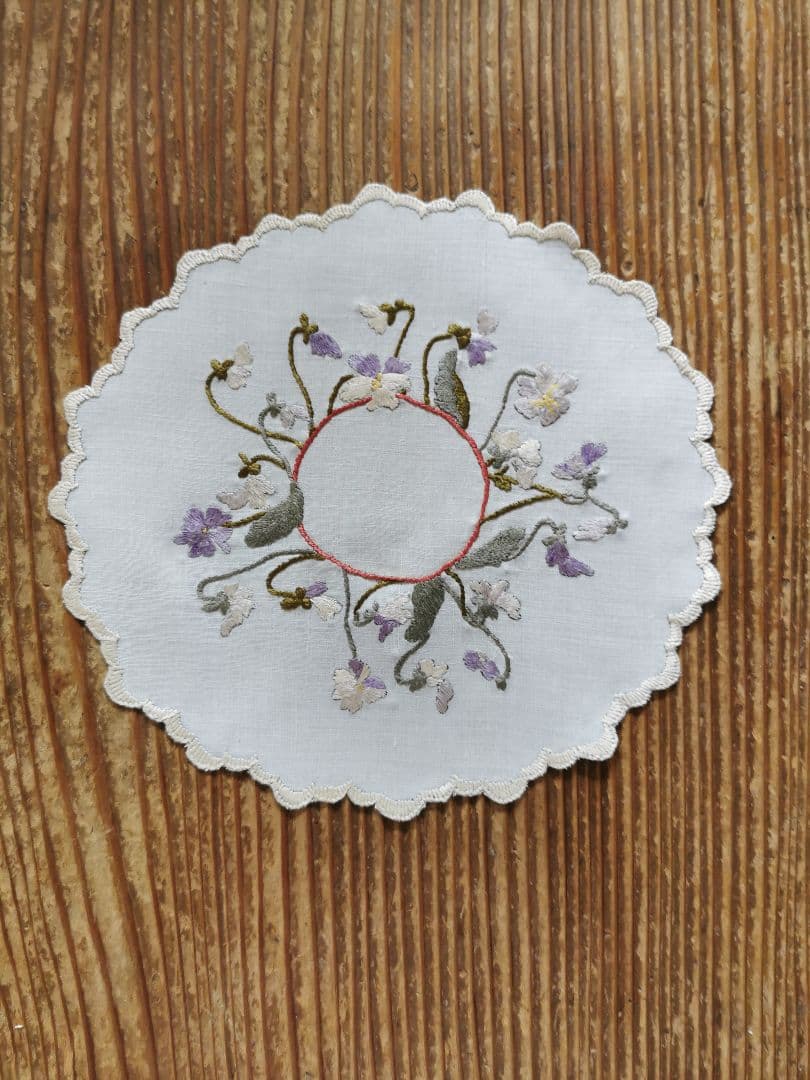 アンティーク ソサイエティシルク刺繍 3色菫 ヴィオラ リネンスカラップドイリー