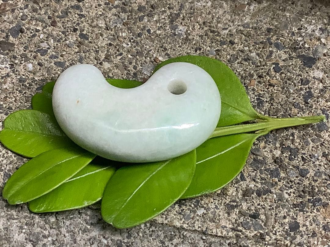 ⭕️神宿る幸運呼の勾玉　糸魚川翡翠ジェダイト　外部鑑定鑑別書取得　縁起物をお身近に