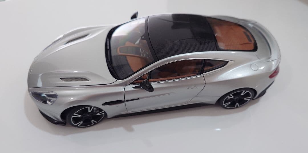 アストンマーチン ヴァンキッシュS 1/18