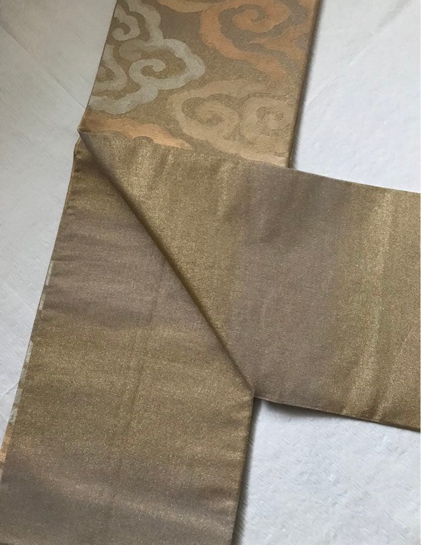 使い勝手の良いあかるい金の袋帯　瑞雲文　正絹