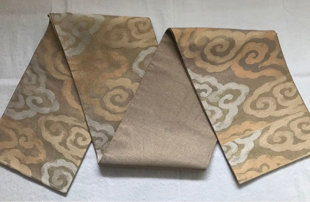 使い勝手の良いあかるい金の袋帯　瑞雲文　正絹