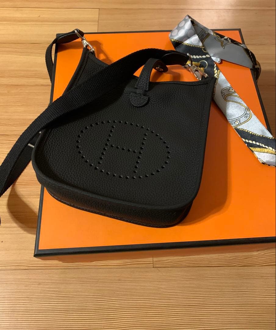 Hパンチング ショルダーバッグ Hロゴ ストラップ 高級革 ブラック