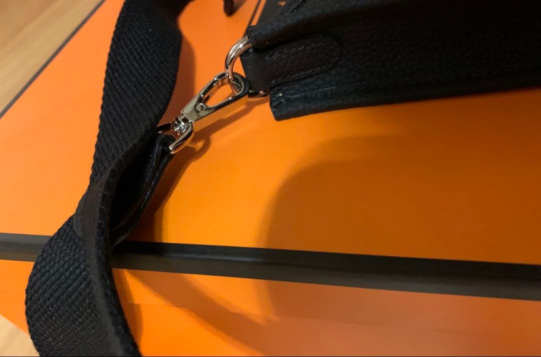 Hパンチング ショルダーバッグ Hロゴ ストラップ 高級革 ブラック