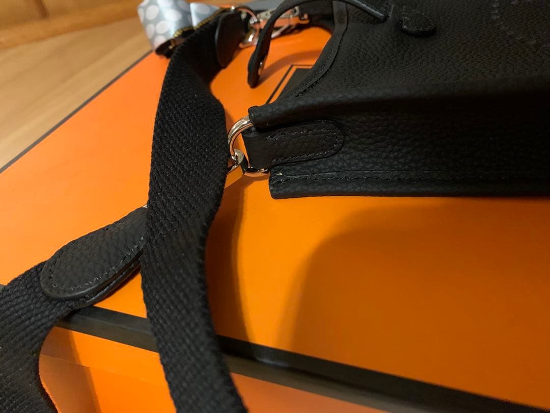 Hパンチング ショルダーバッグ Hロゴ ストラップ 高級革 ブラック