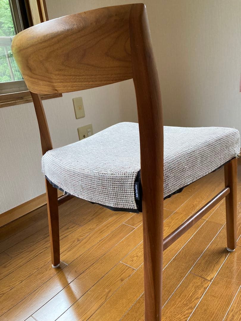 カリモク無垢のダイニングチェアー4つ