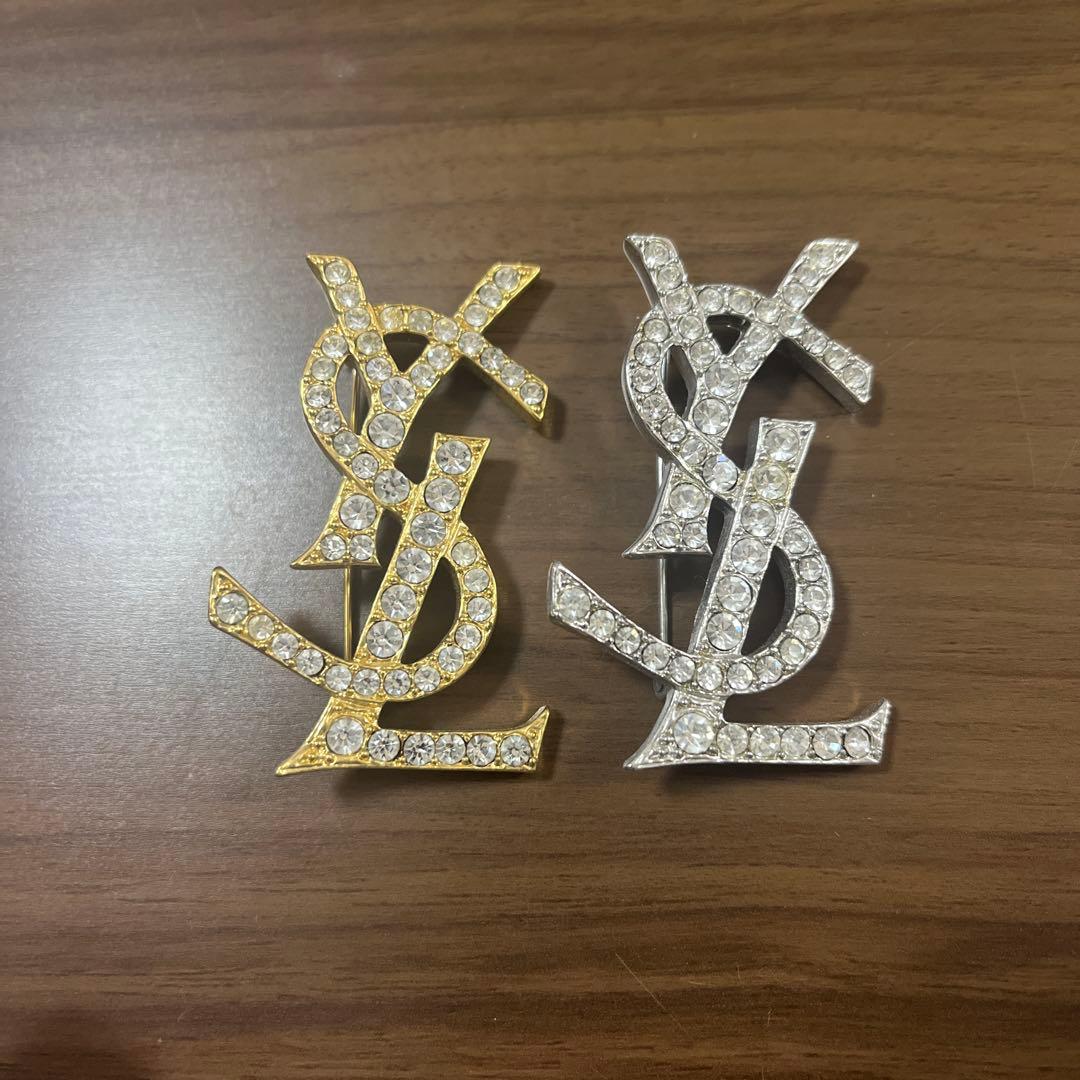 YSL ピンバッチ　カサンドラロゴ