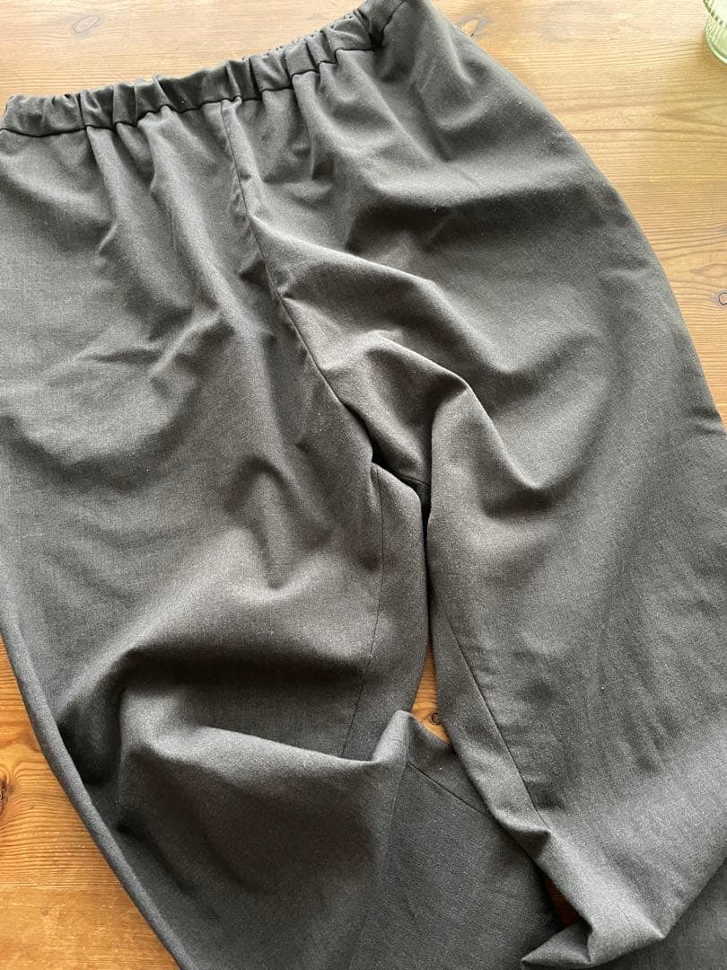 美品　ミズイロインド　チャコールグレー　綺麗目に履けるサルエルパンツ