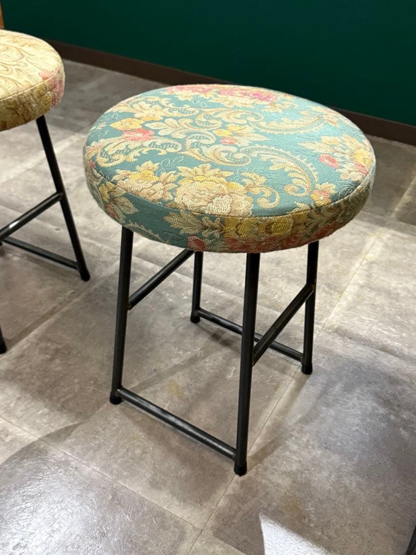 花柄円形スツール　アンティーク風　オリジナル　カフェ　二脚セット