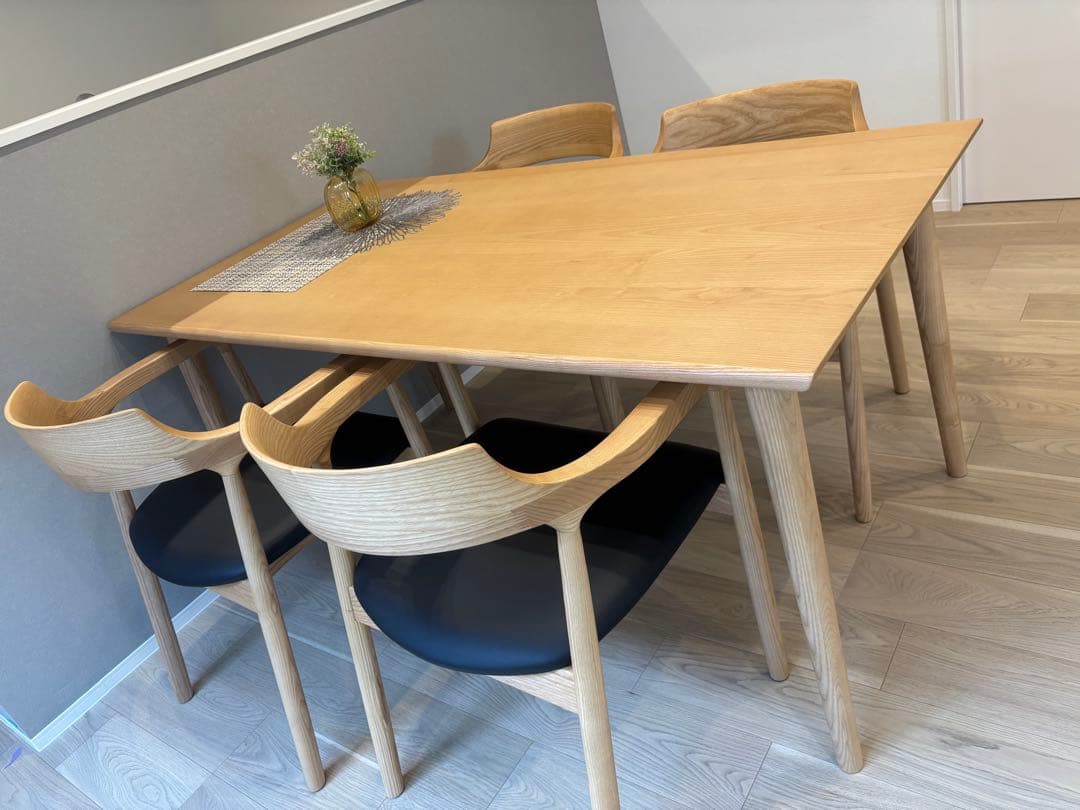 ナチュラルオーク材の長方形テーブル