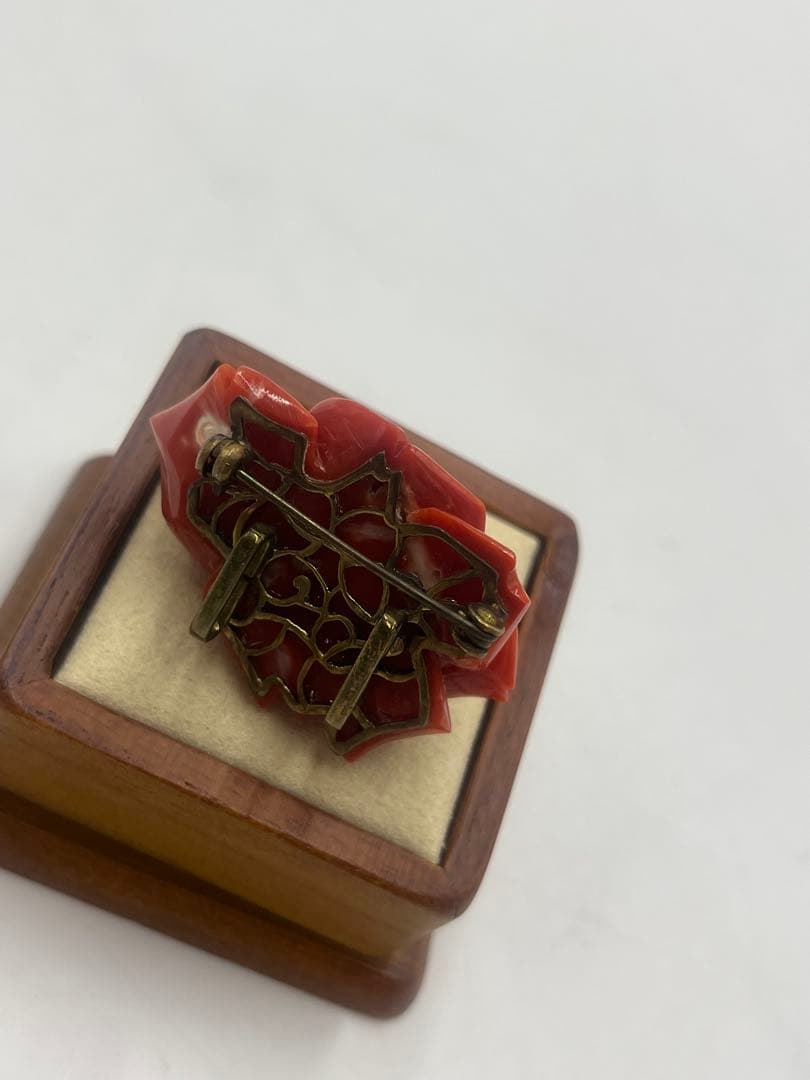 赤珊瑚　天然珊瑚　サンゴ　ルース　薔薇　バラ　花　彫刻　帯留　ブローチ
