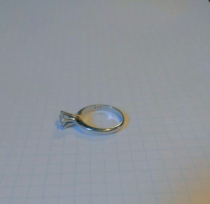 プラチナ　指輪　人工ダイヤ?