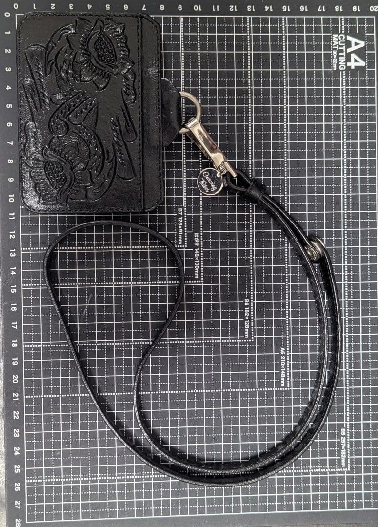 カービングトライブス　カードホルダー　ネックレス　ブラック