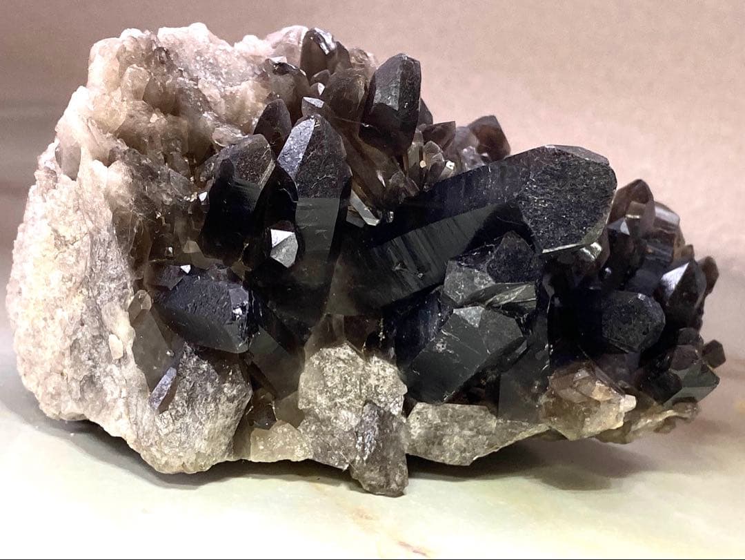 T1030-24ブラジル産水晶母岩モリオンスモーキークォーツ原石クラスター黒水晶