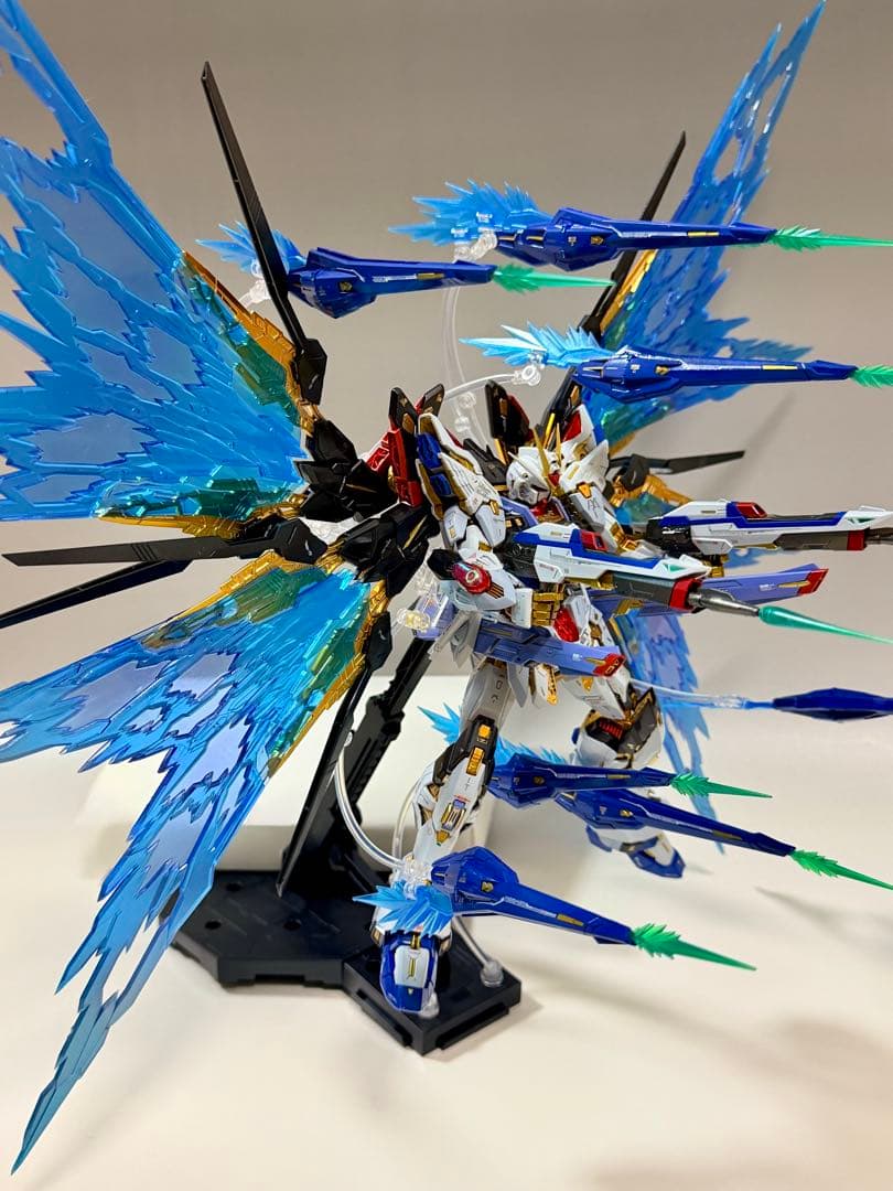 ガンプラ完成品　MGEXストライクフリーダムガンダム＆光の翼セット