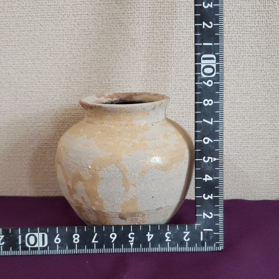 No12　発掘品の瀬戸焼き発掘品の小壺。
