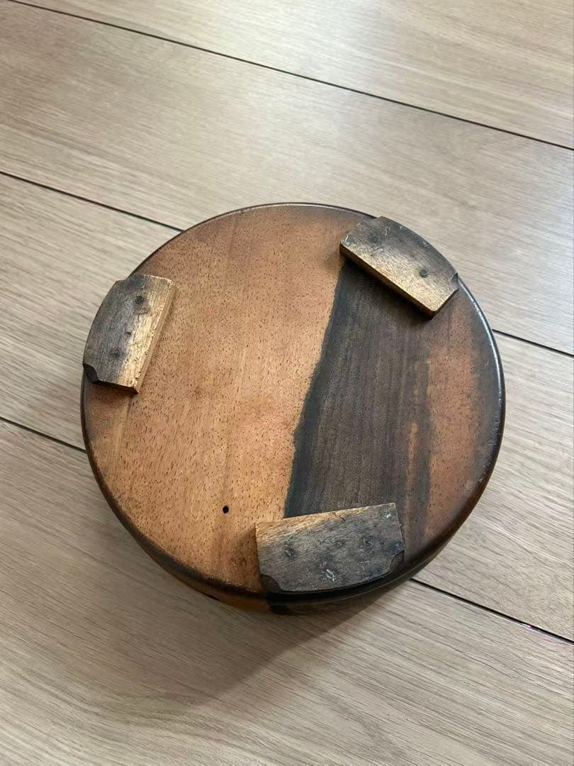 木製　黒柿　直径21.5cm 厚み6.5cm。古い大きい容れ物　ボウル　皿