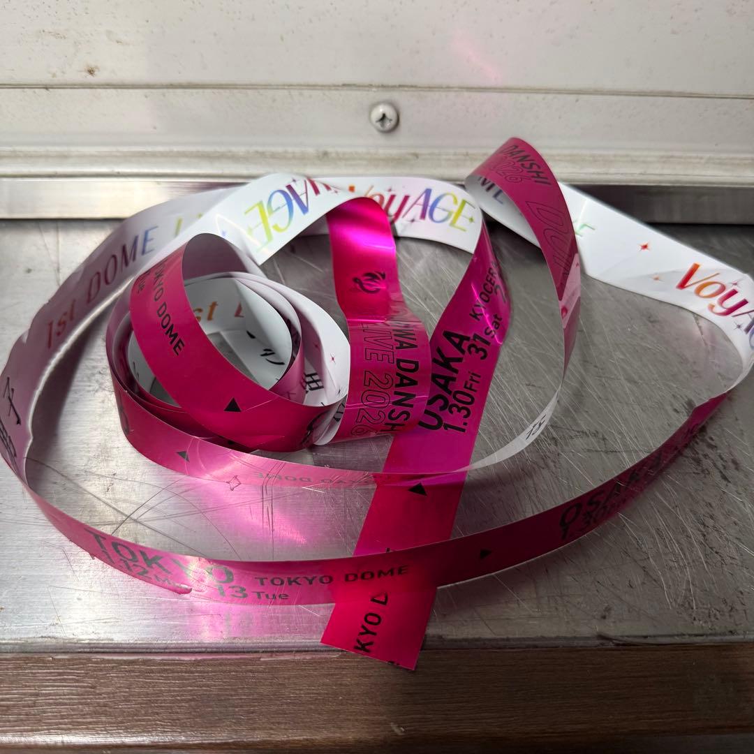 なにわ男子　落下物　銀テープ　ピンク