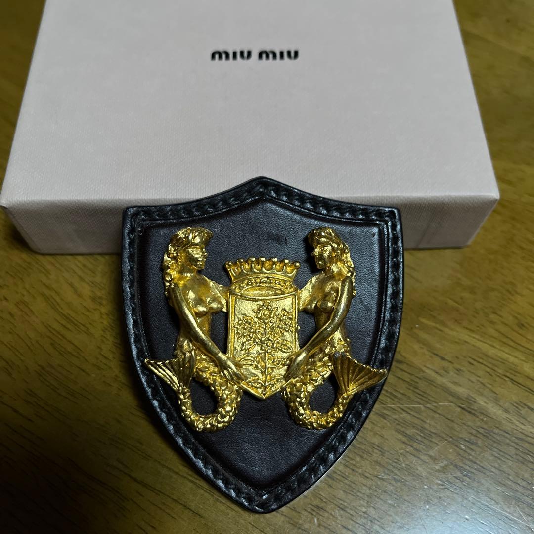 miumiu ミュウミュウ エンブレムブローチ
