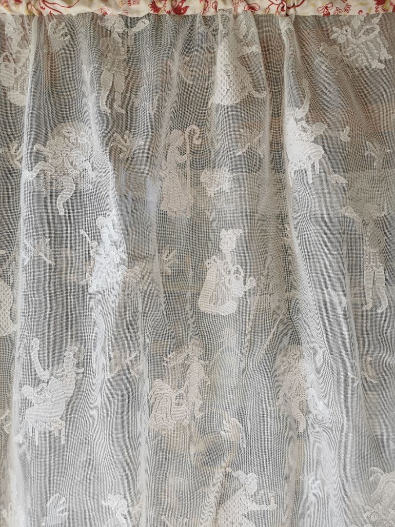 アンティーク お伽話 童話マドラスレースカーテンパネル ナーサリーライム 花更紗