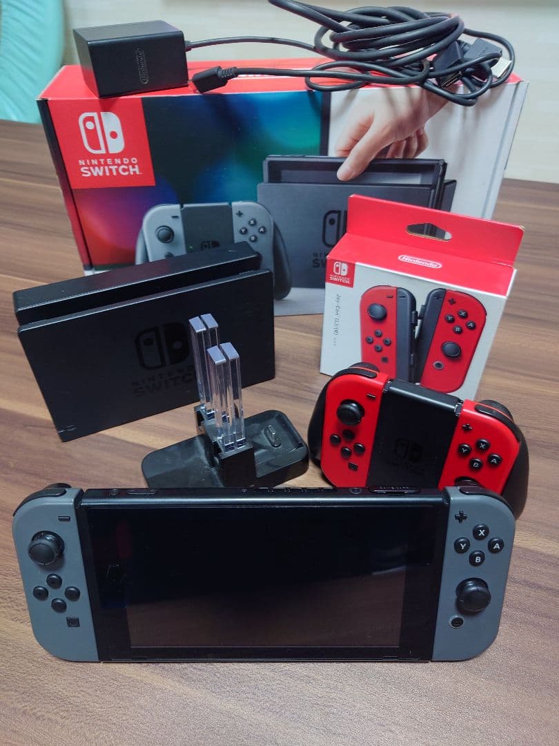 スイッチ本体 マリオカート8デラックス 赤のジョイコン・充電器・ハンドル付き