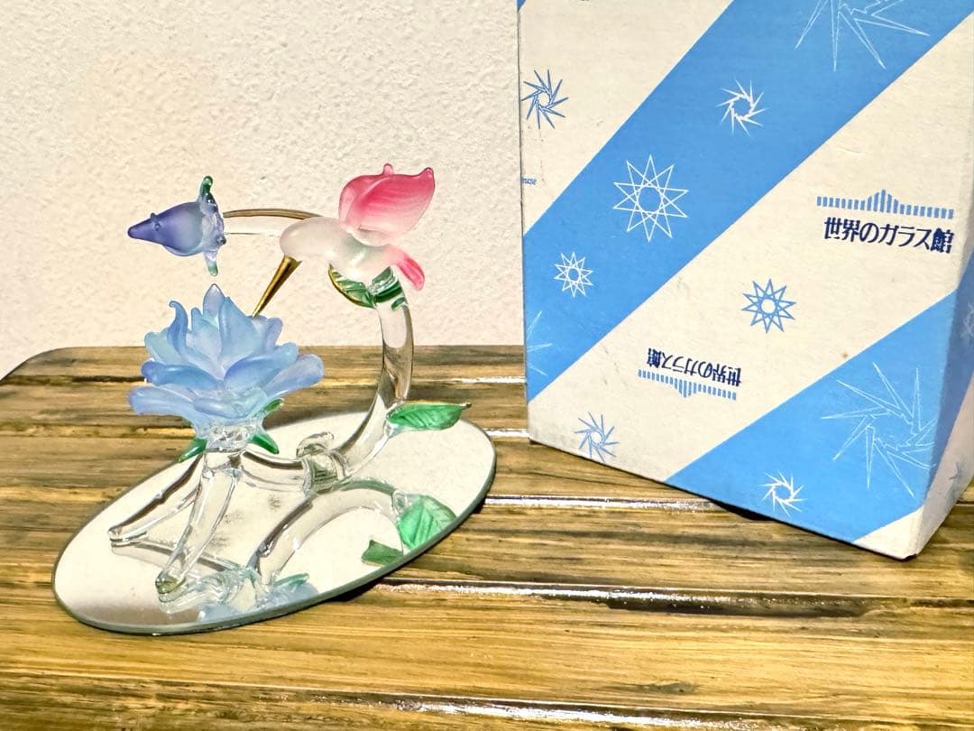 ガラス製花と鳥の装飾品 鏡面台座付き（希少品）