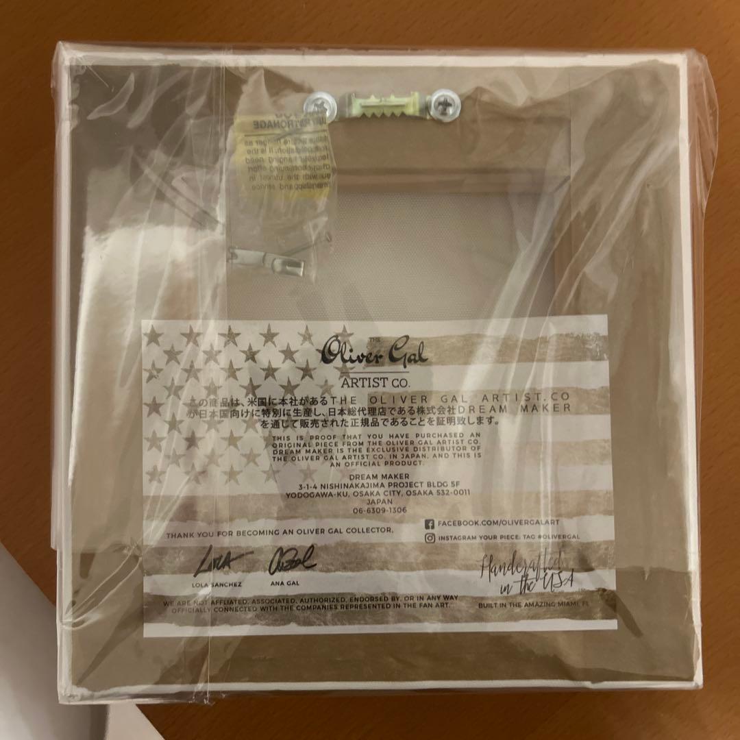 Oliver Gal アート作品 花瓶と本のスタック