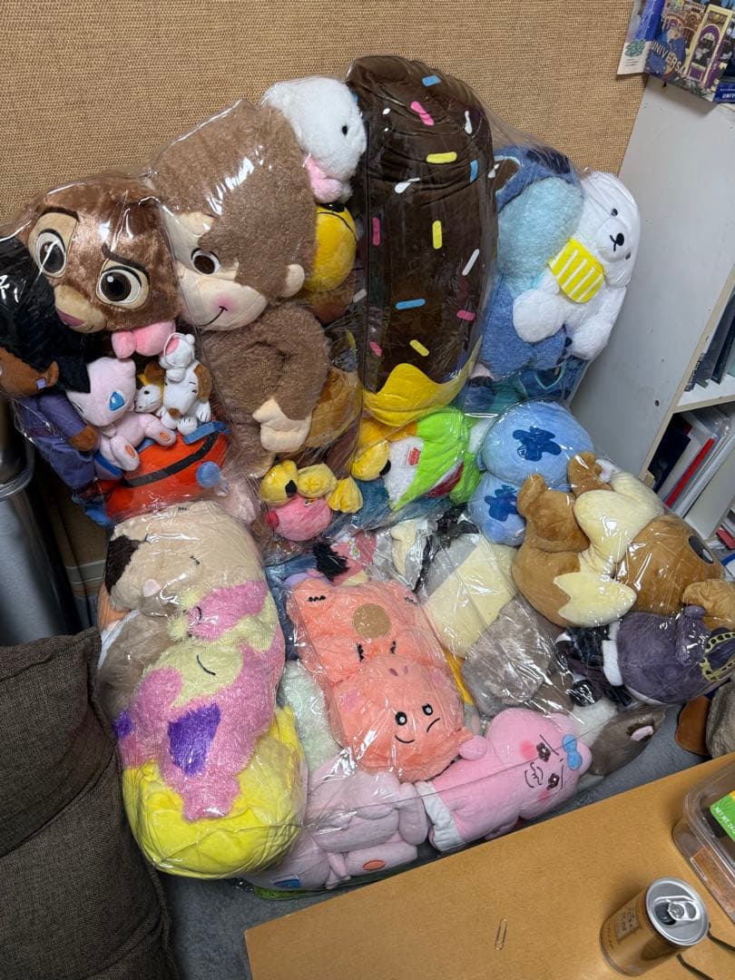 ソファいっぱい！約50体のキャラクターぬいぐるみセット