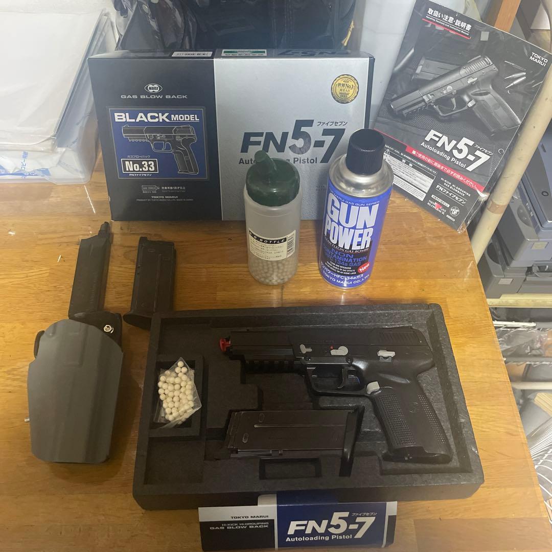 FN5-7 ガスガン ホルスター、予備マガジン付き