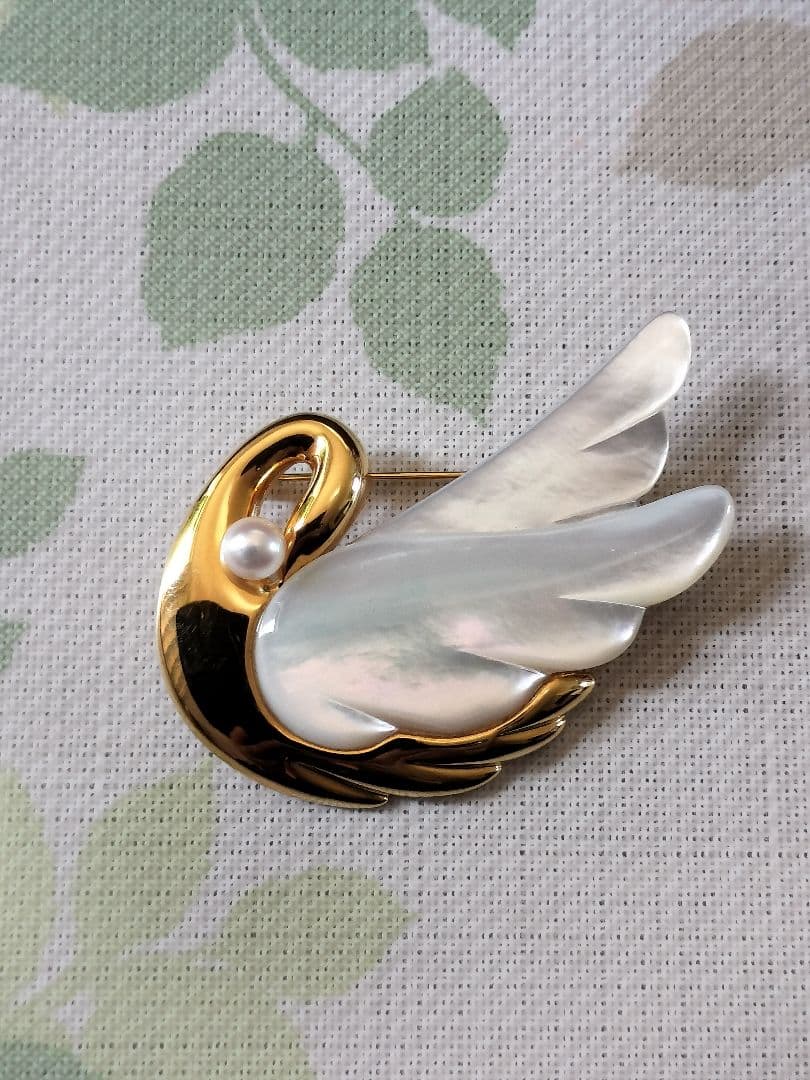 田崎白鳥デザインのブローチ