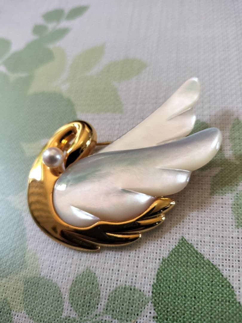 田崎白鳥デザインのブローチ