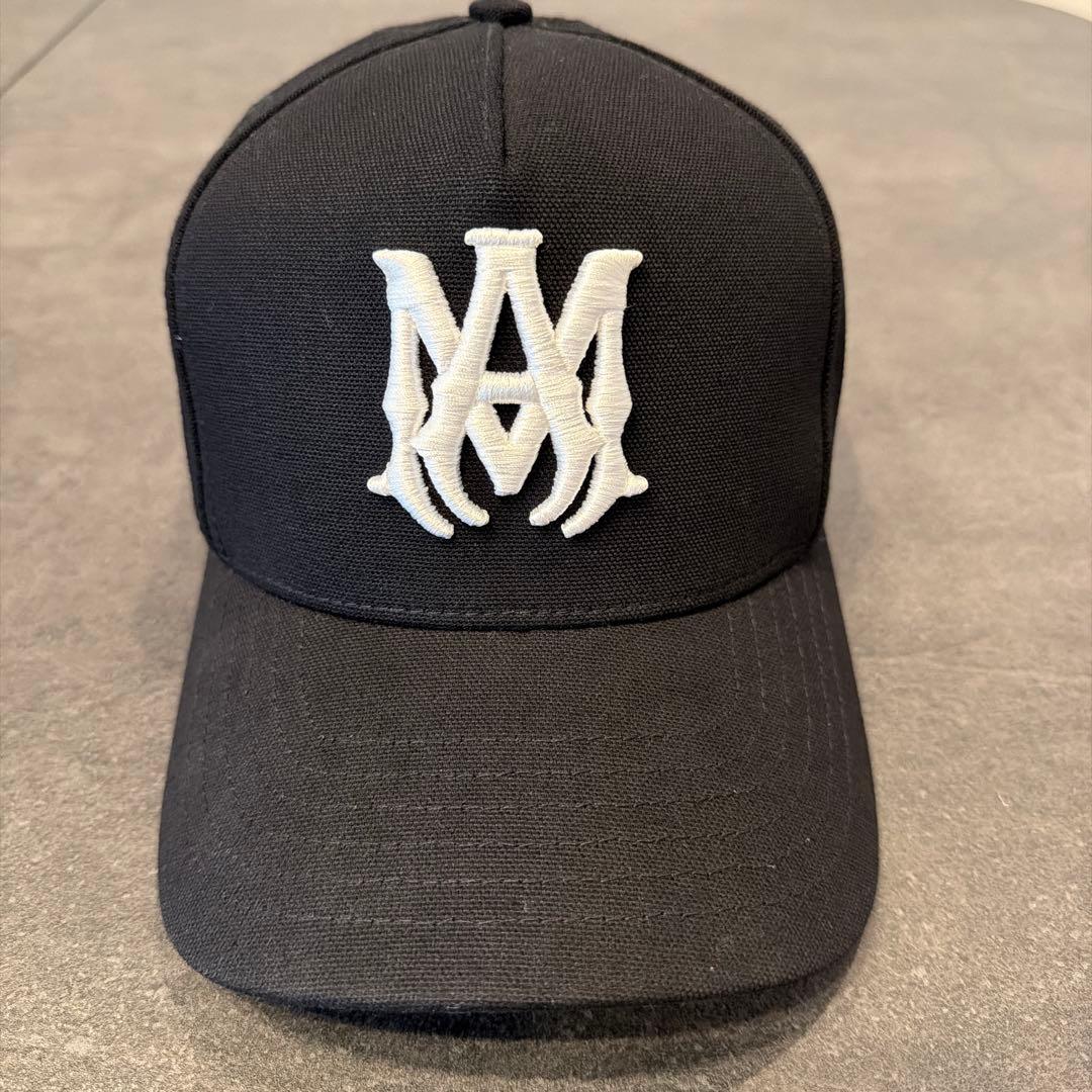 AMIRI 黒 キャップ 刺繍ロゴ