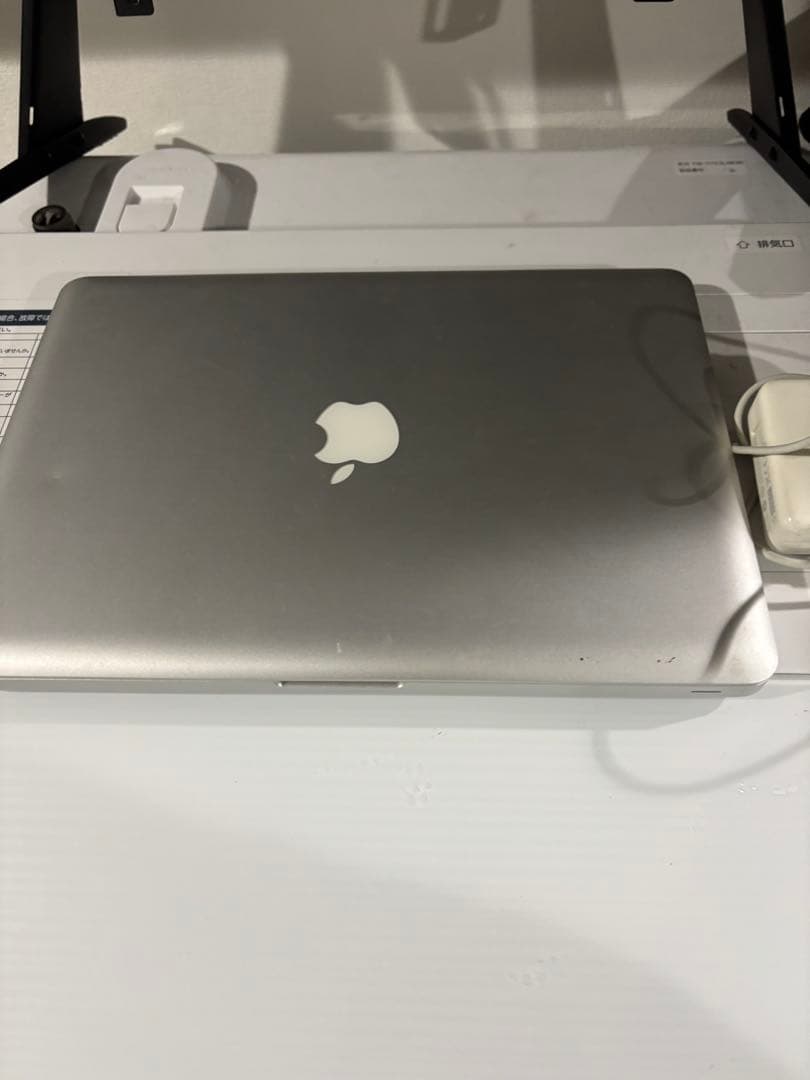 MacBook Pro 充電器付き　2010 スペック不明　ジャンク