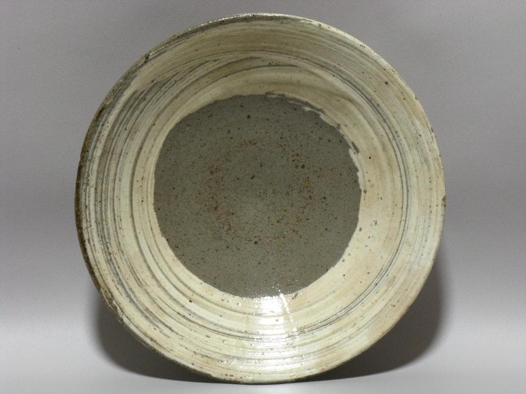 小林東五 作『刷毛目(はけめ) 五寸 平 皿』一客 箱無 對州窯 玄 高麗李朝