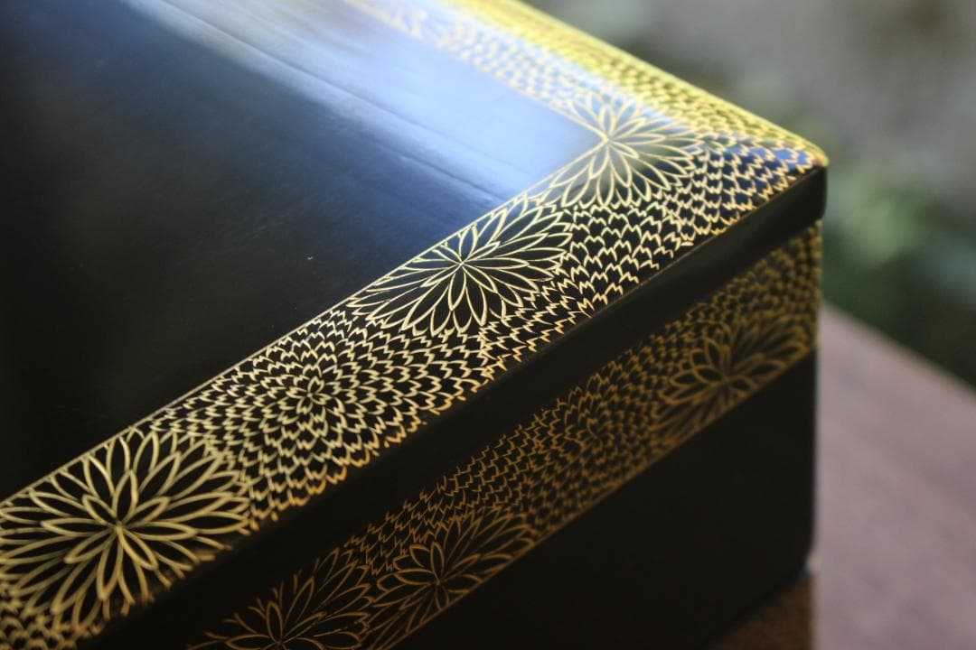 デッドストック！上質内朱黒漆に極上菊沈金の映える輪島塗二段重（検重箱お重