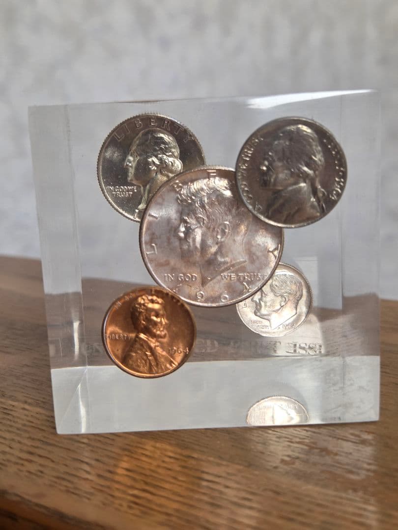 (お土産品)　アメリカ　銀貨入り置き物　1964年銘