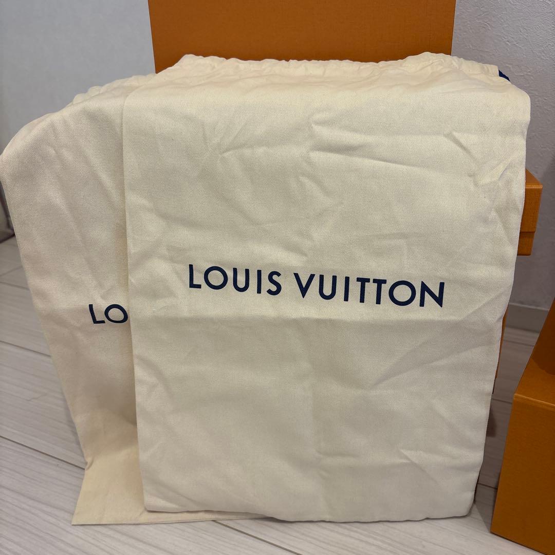 LOUIS VUITTON ボックスと布袋セット、リボンとメッセージカード付き