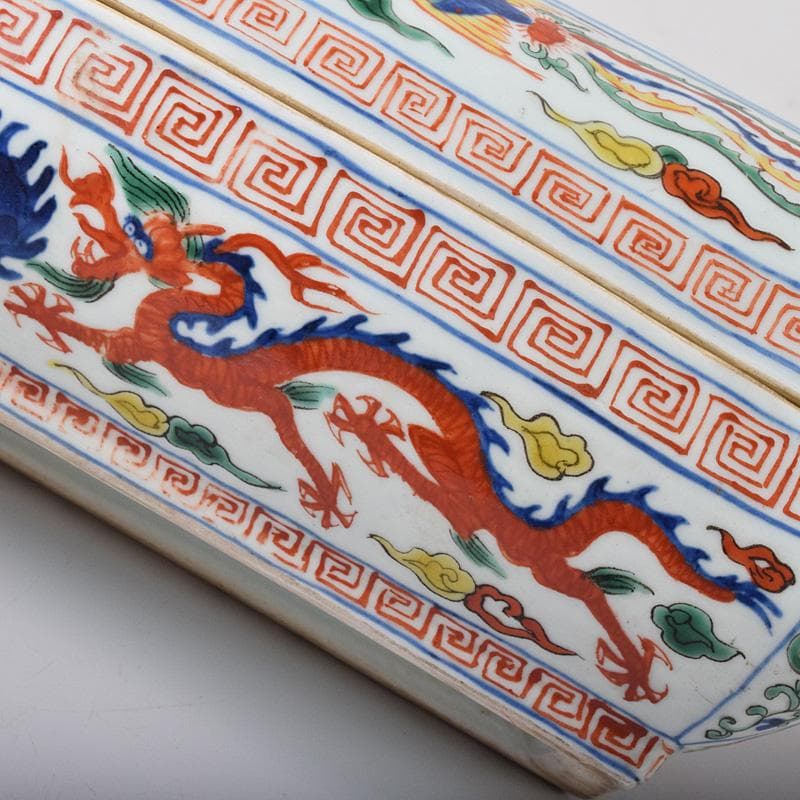 中国　大明萬歴年製款　五彩　龍鳳凰文　四方蓋物　M　R8254