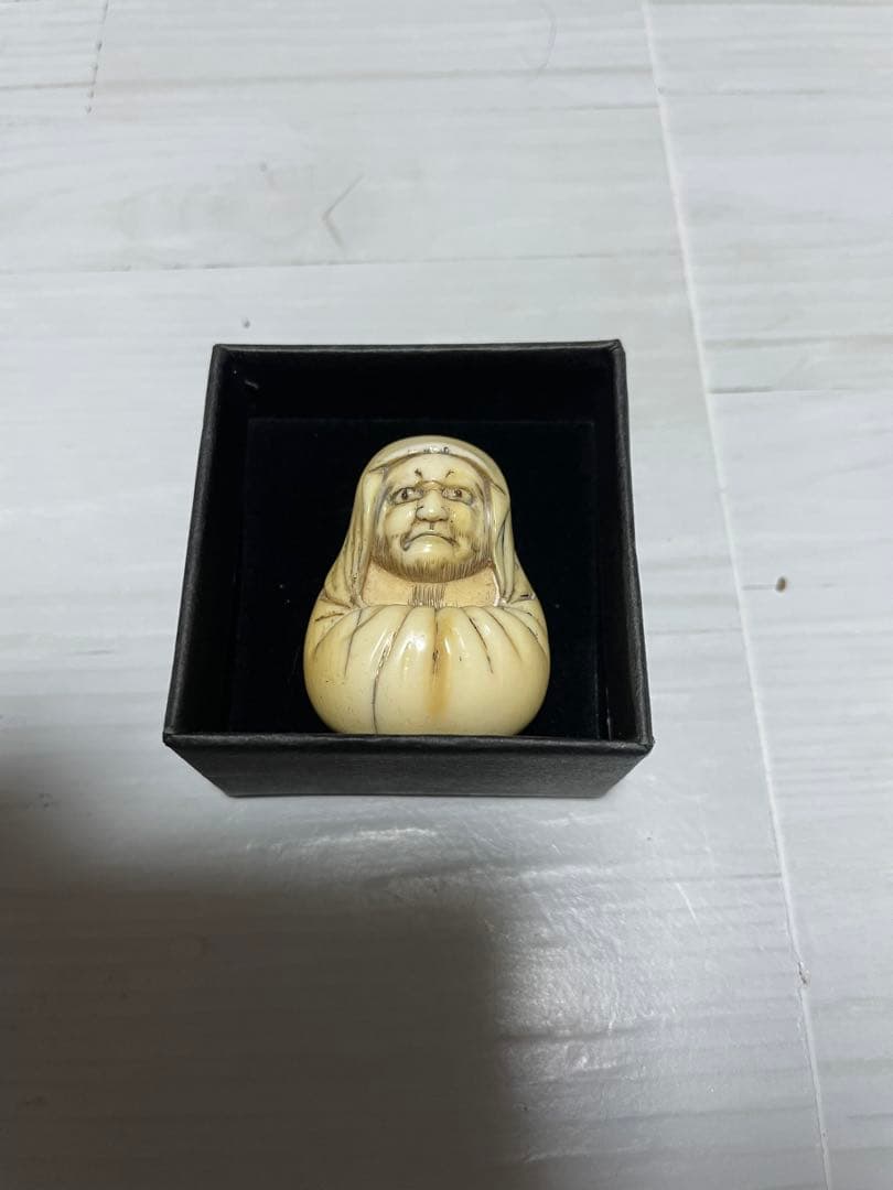 根付 達磨 骨 牙等天然素材。