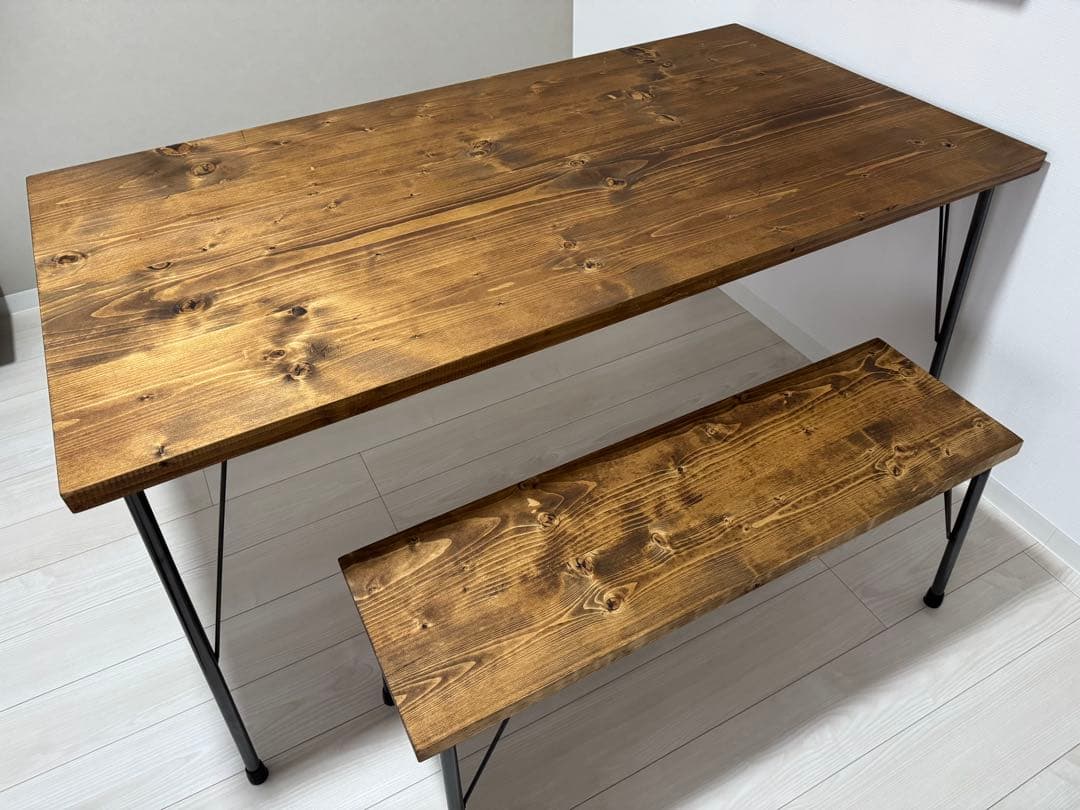 ブラウン木製ダイニングテーブル