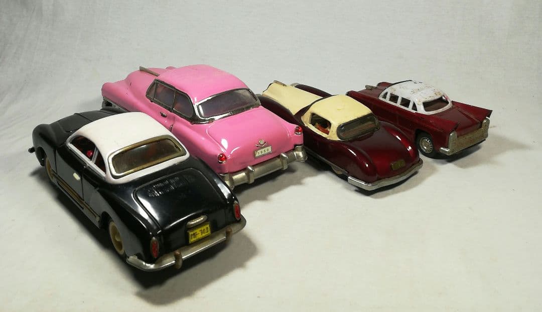 古い　アメ車　ミニチュア　フィギュア　ブリキカー　まとめて４点