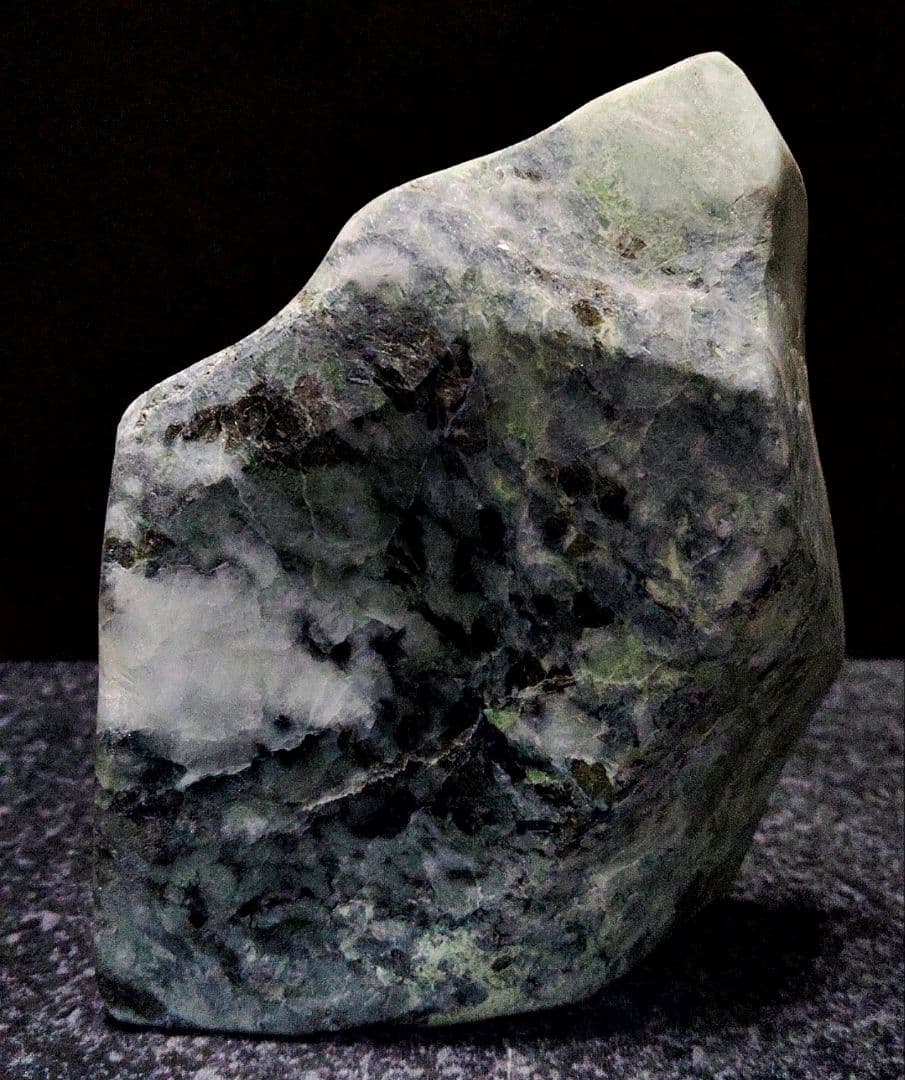 ★翡翠原石★糸魚川硬玉【姫川・切り出し・カメレオン翡翠390ｇ】