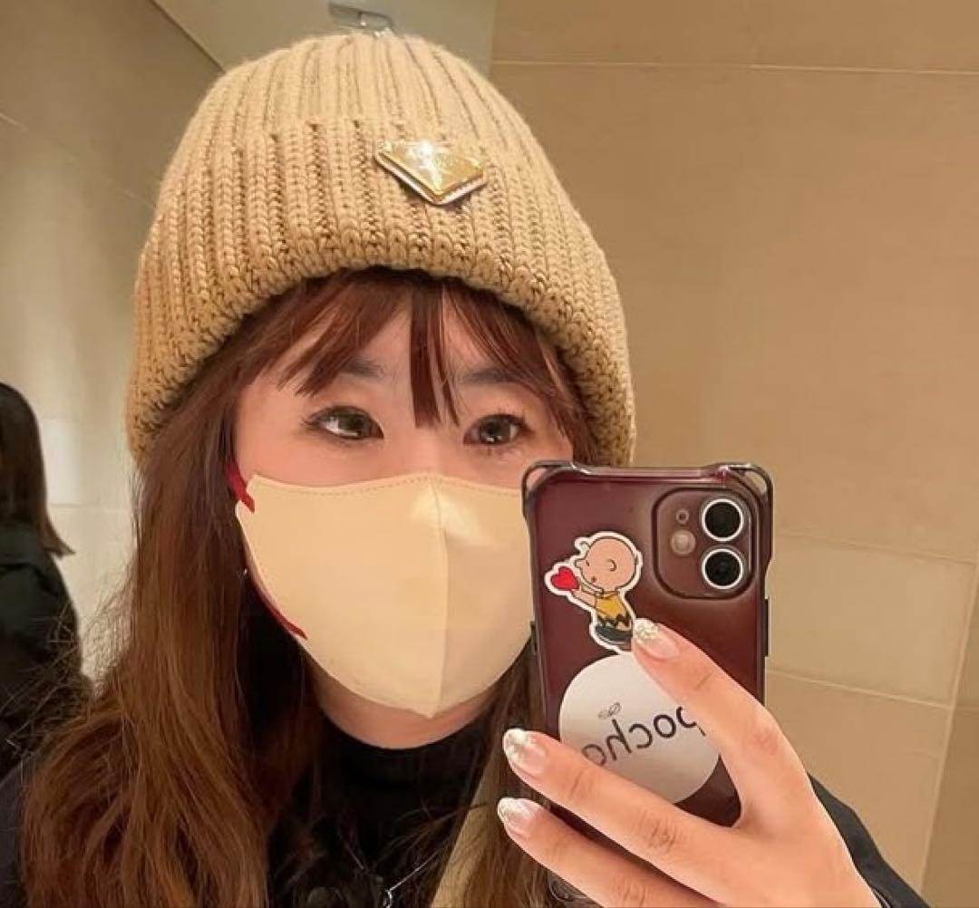 プラダ　PRADA ベージュ ニット帽 三角ロゴ