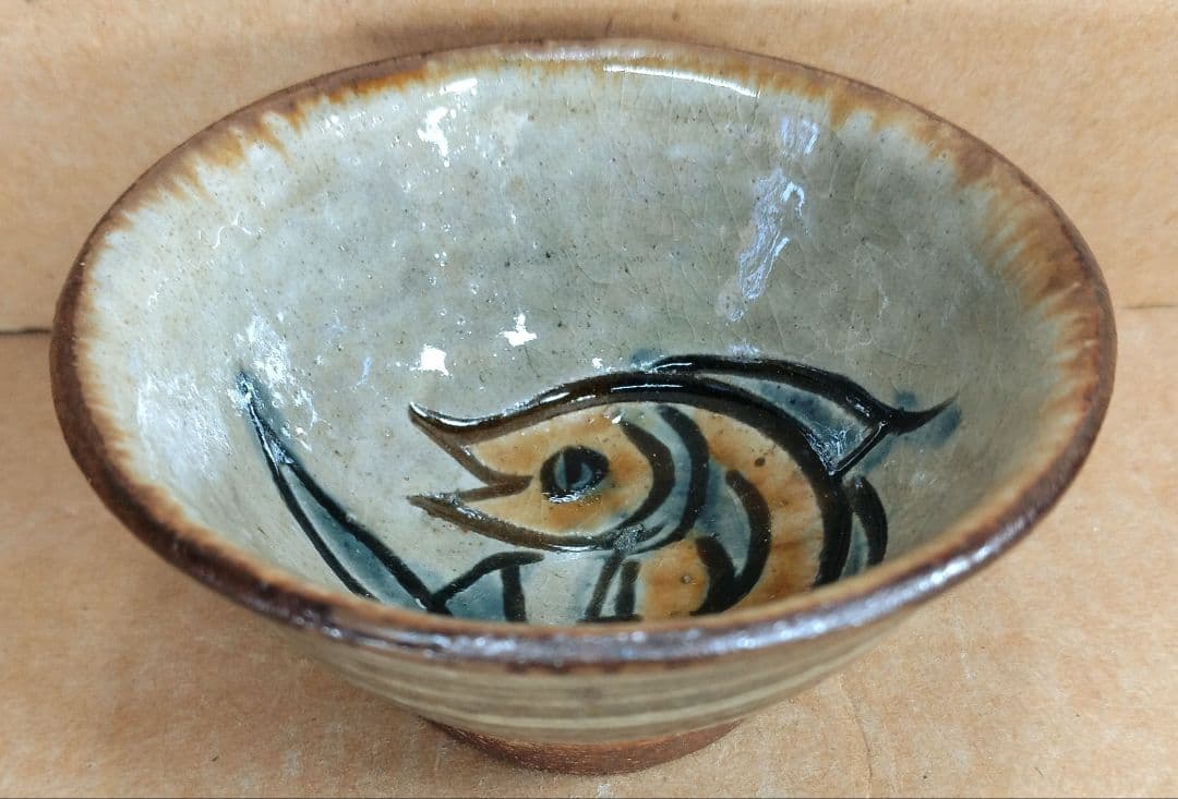 傑作【本物保証】金城次郎 壷屋焼ぐい呑(笑魚文ぐい呑）共箱 栞 人間国宝 美品