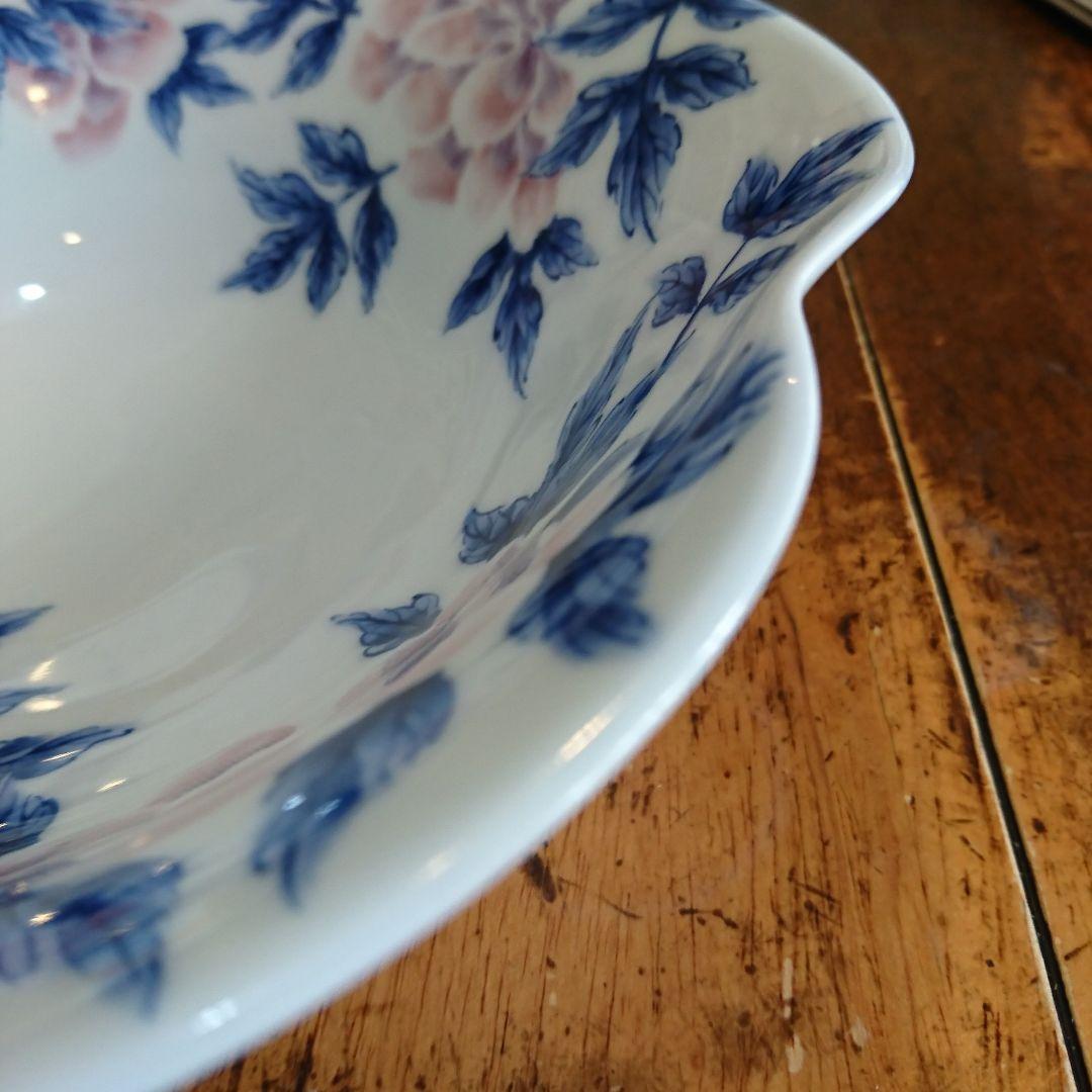 作家物 工房いとう 有田焼の牡丹柄三方浅鉢です。ピンクから紫色の牡丹に藍色