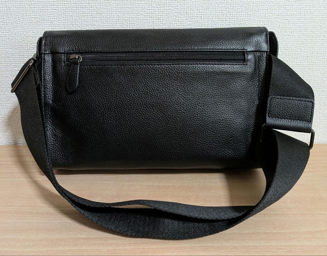 イアパピヨネ　ワイドテープショルダーバッグ　ブラック　黒　レザー　本革